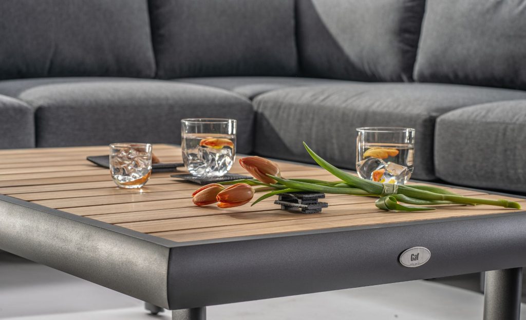 Leseno ali kovinsko vrtno pohištvo – prednosti in slabosti