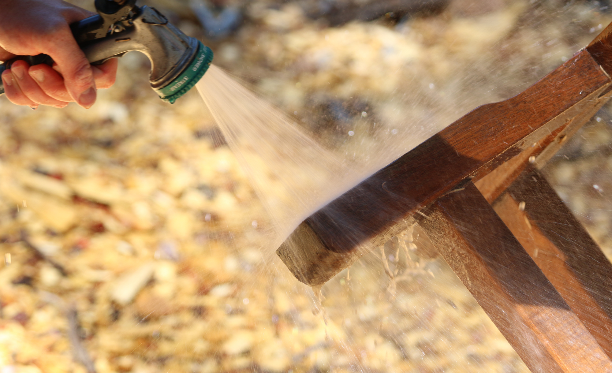 Čiščenje lesenega vrtnega pohištva po korakih