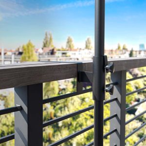 balkonski nosilec za senčnik na ograji