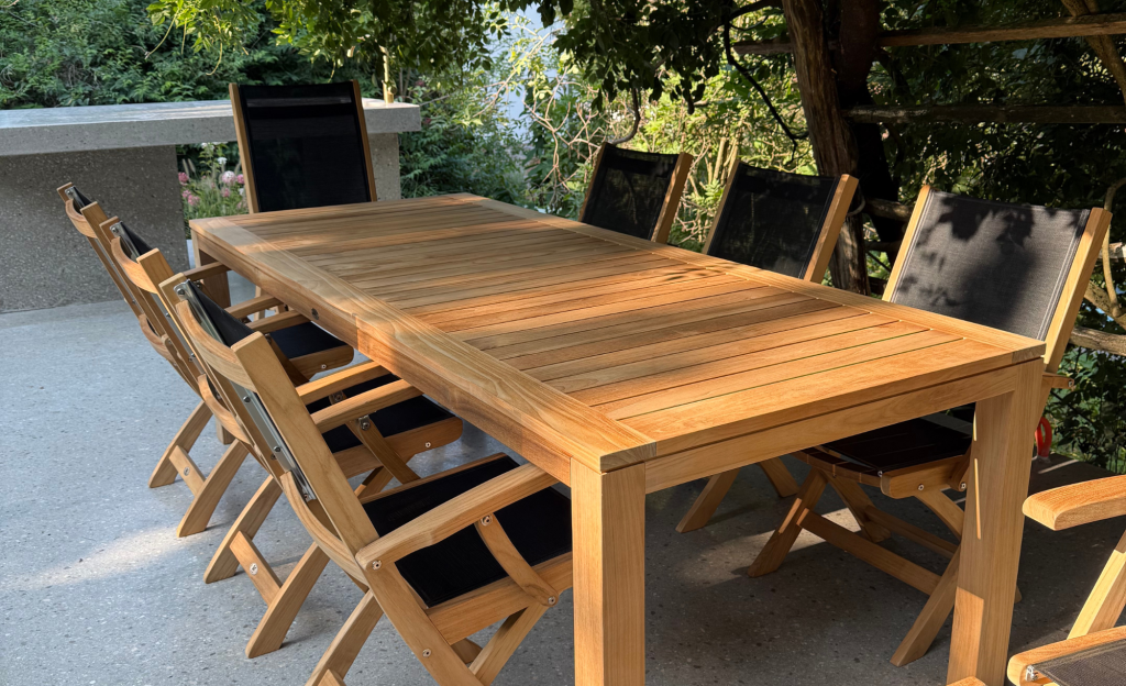 Jesenska priprava vrta: Kako zaščititi vrtno pohištvo pred dežjem in mrazom